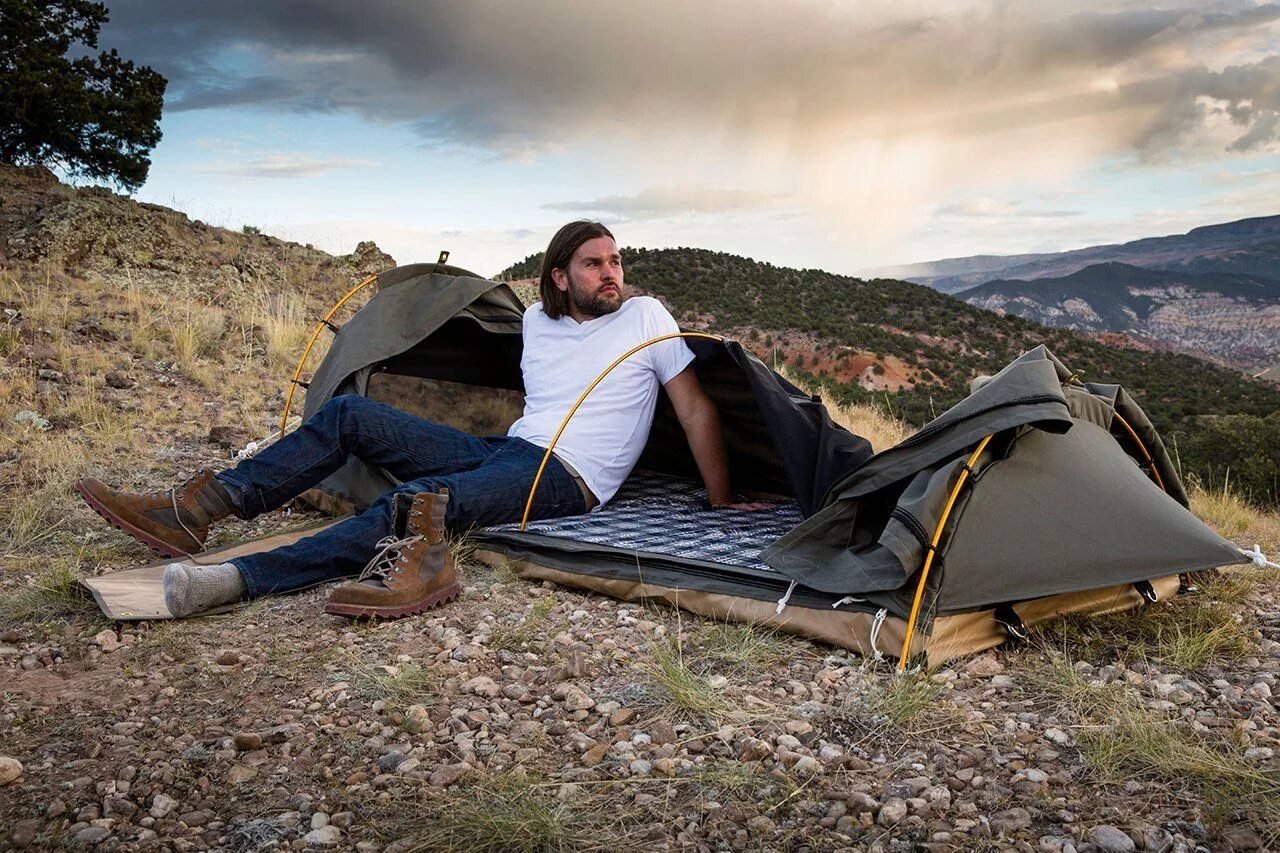 Camping men. Люди в палатке. Комфорт в походе. Палатка одноместная Кодиак. Комфорт на природе.