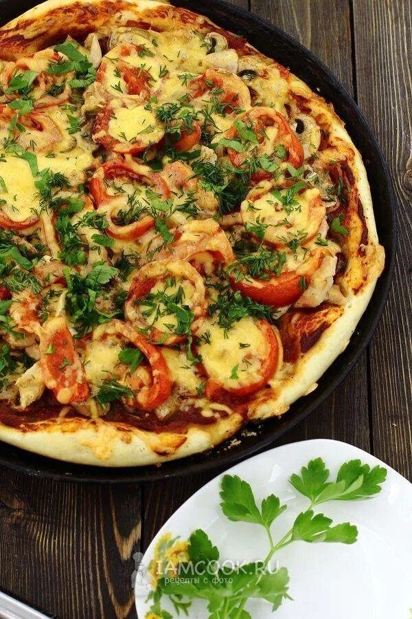 Простые начинки для пиццы. Вкусная пицца. Начинка для пиццы. Приготовление домашней пиццы. Пицца с грибами.