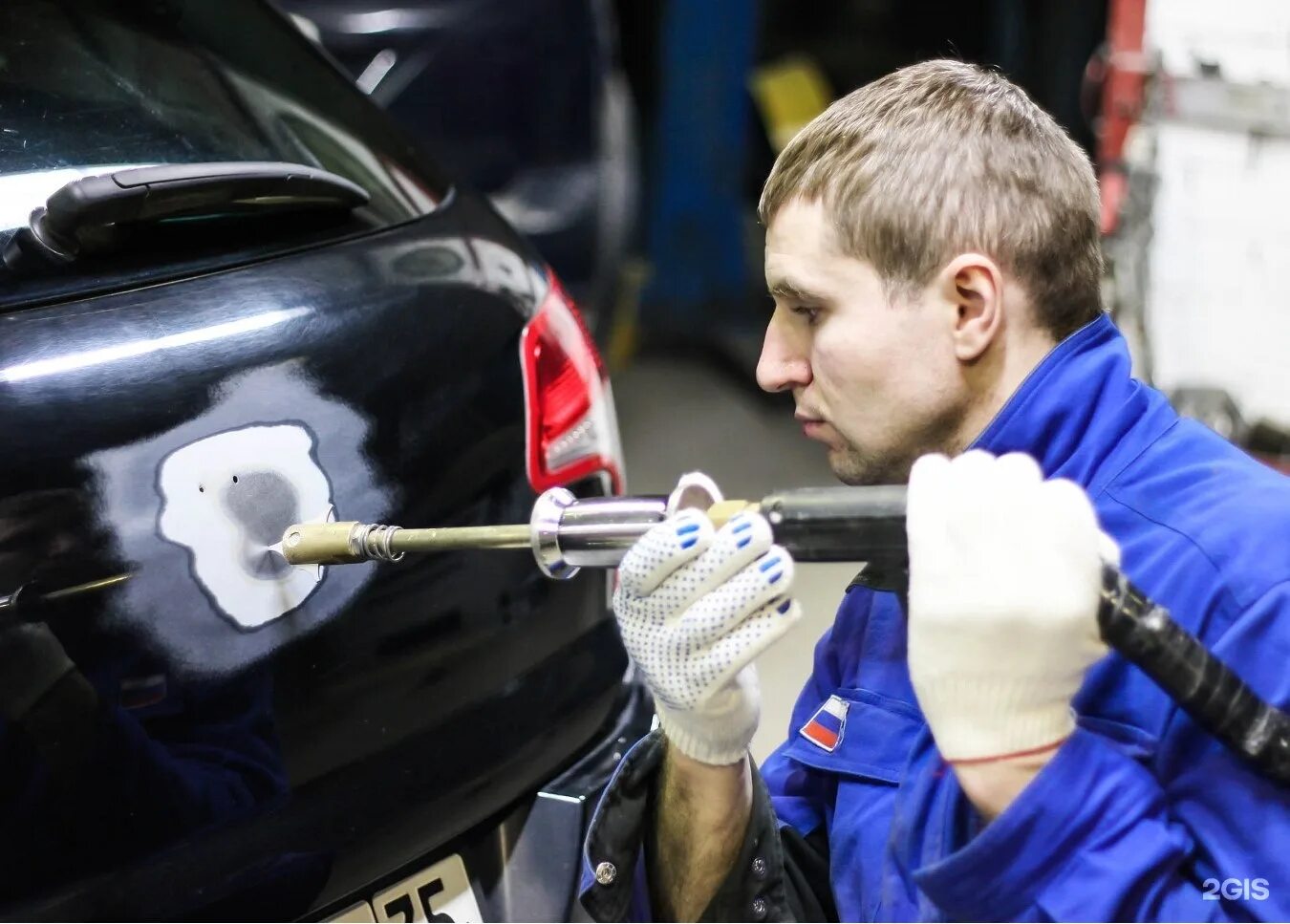 Работа с автомобилями вакансии. Рихтовка кузова автомобиля. Рихтовщик автомобилей. Рихтовщик Кузовщик. Жестянщик автомобилей.