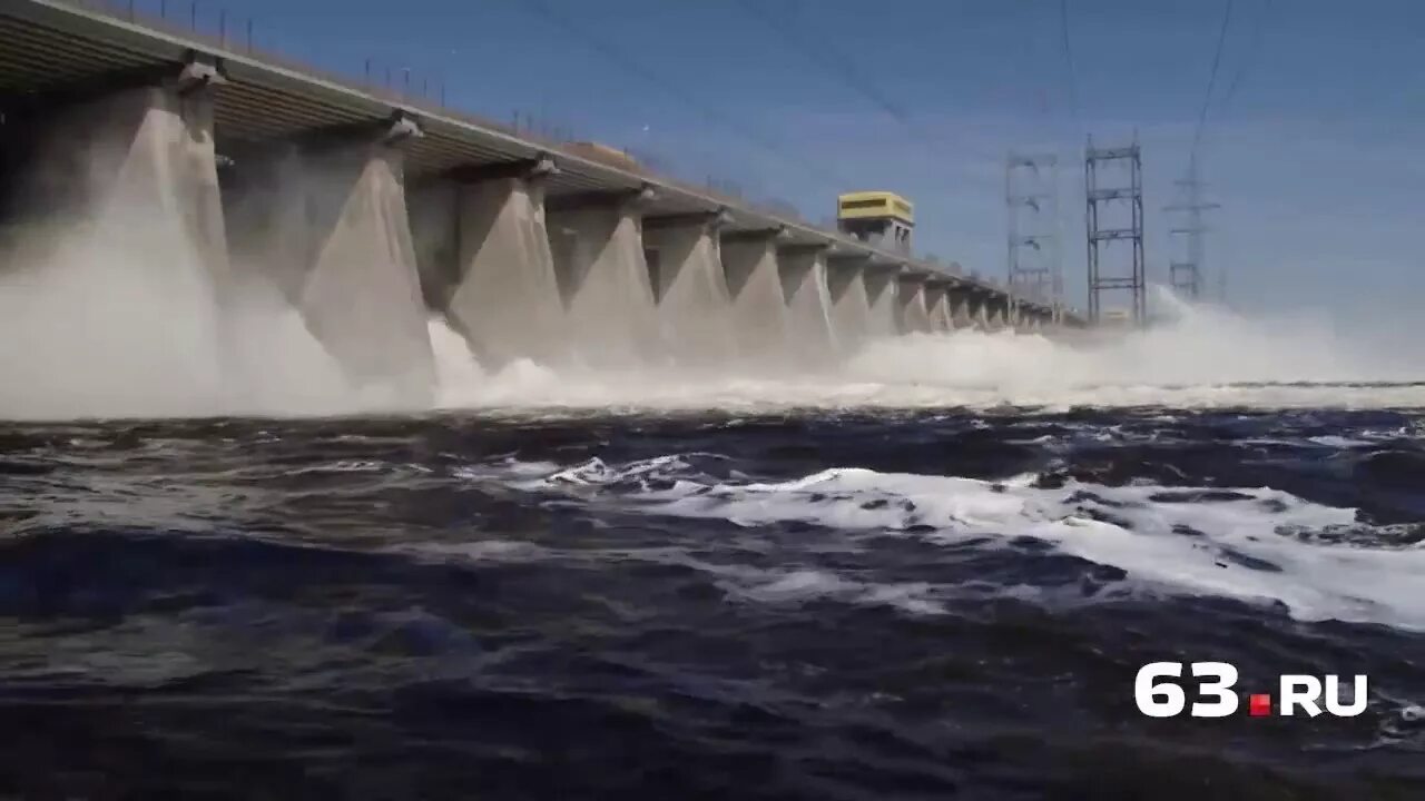 Сброс воды видео. Водосливная плотина Волжской ГЭС. Жигулёвская ГЭС Шандоры. Жигулевская ГЭС половодье. Сброс воды ГЭС Тольятти.