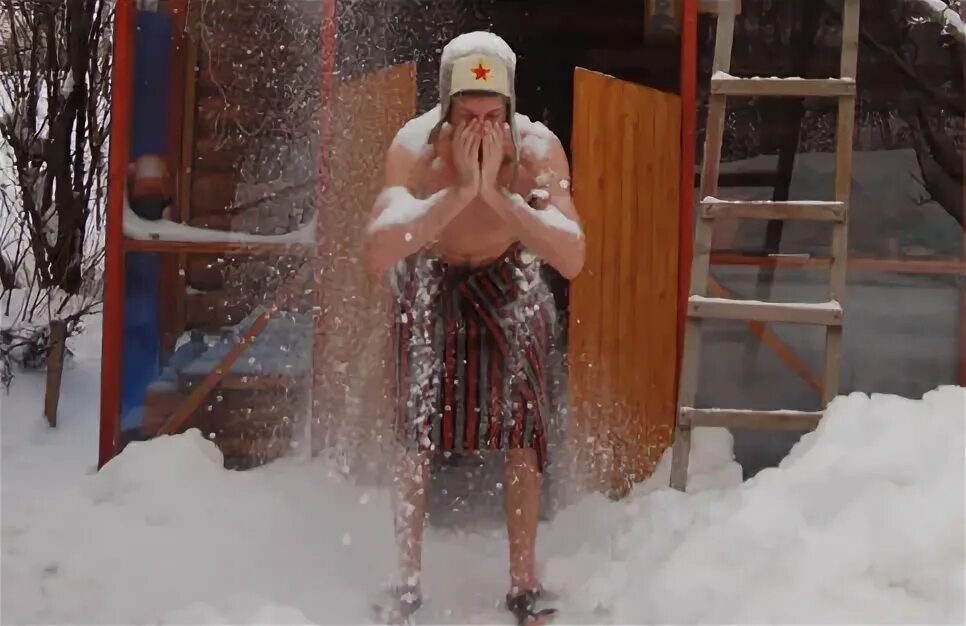 Купель для бани. После парилки в холодную воду. Обливание водолечение. Ведро для обливания в бане. Сауна закаливание.