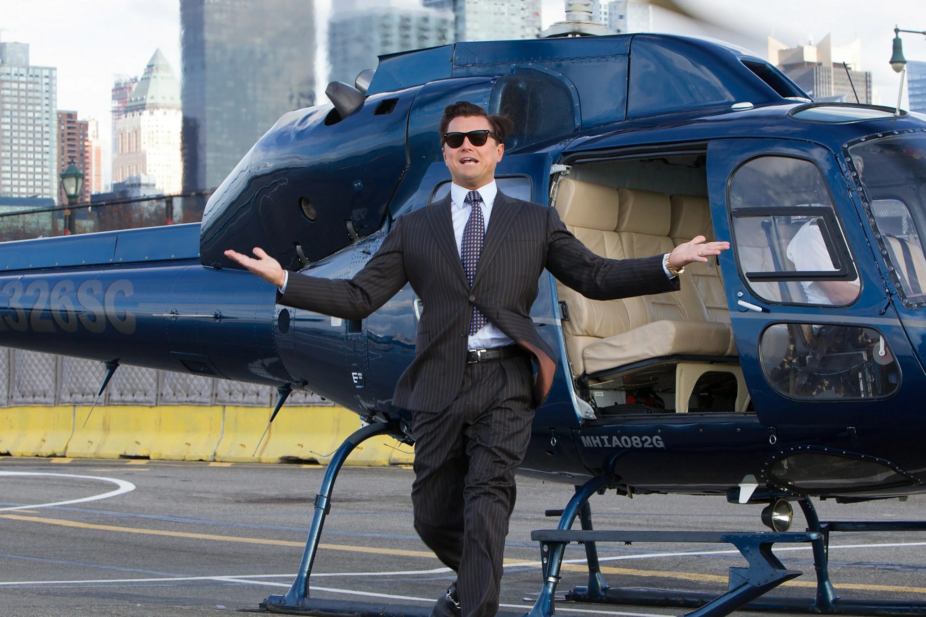 Человек вертолет. Денис мантуров вертолет. Личный вертолет бизнесмена. Человек вертолет. Мужчина на вертодроме.