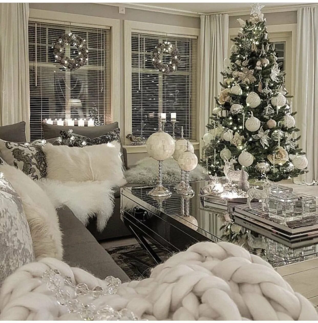 Новогодний дом. Зимняя роскошь. Завтрак с видом на горы зимой. Новогодний интерьер классика. Маргарита цельсова фотосессия.