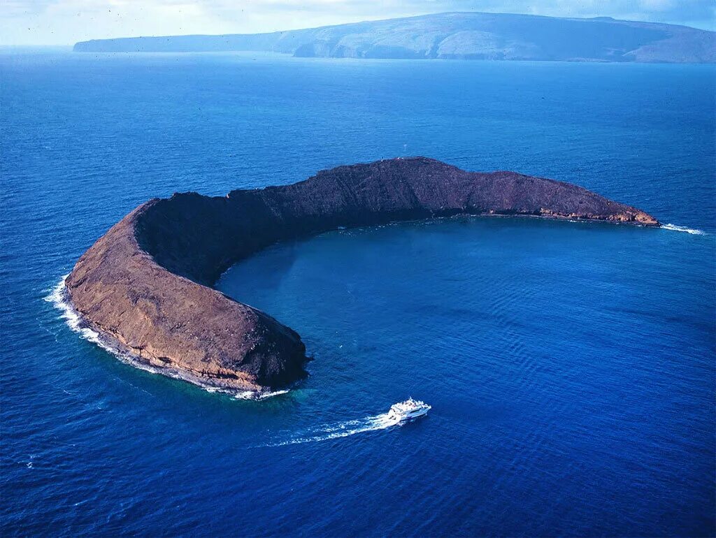 Самый большой остров сша. Молокини Гавайи. Кратер Молокини, Гавайи. Атолл Молокини, Гавайи. Остров Кахоолаве Гавайи.