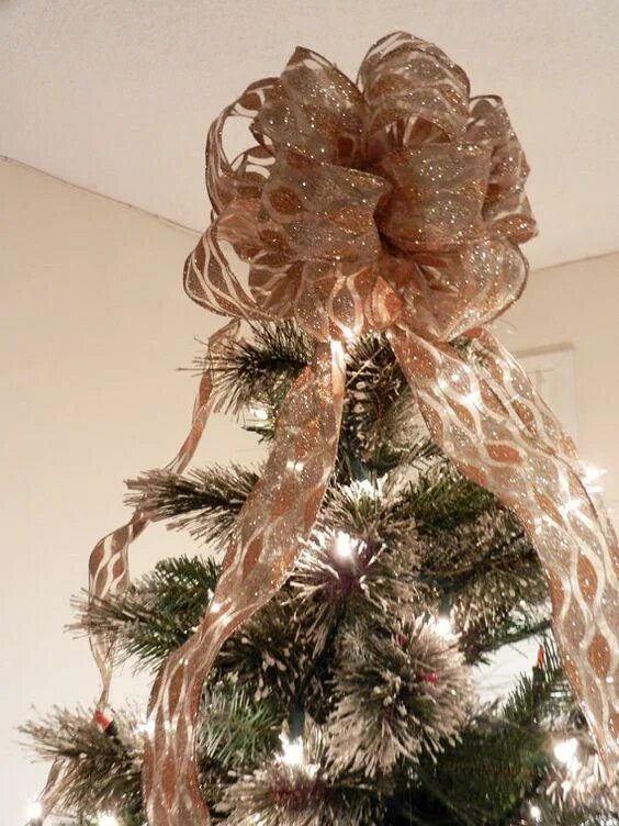 Бант на макушку елки. Бант на макушку елки из ленты. Бант на макушку елки. Большие банты на елку. Украшение елки из мешковины.