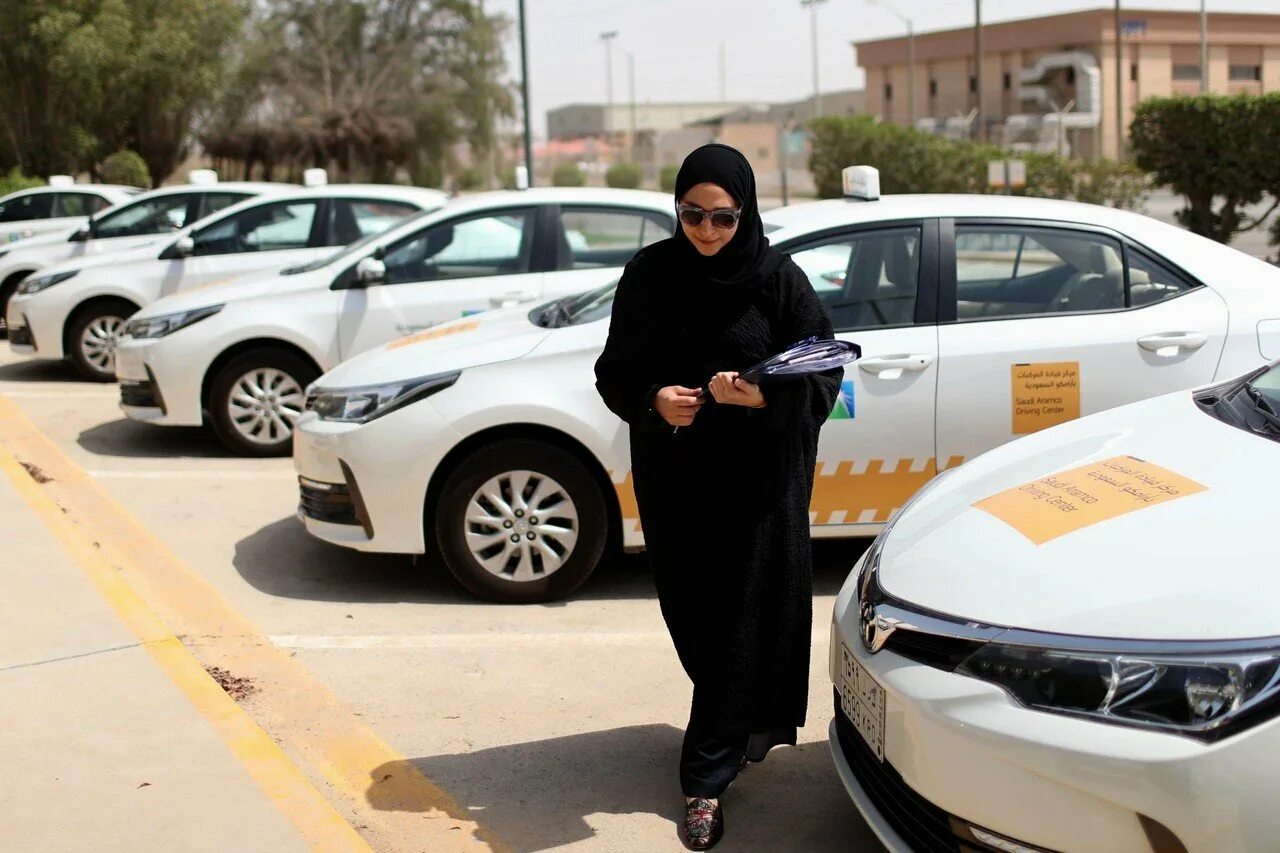 Dhahran Саудовская Аравия. Машина короля Саудовской Аравии. Байраки Арабистони Сауди. Саудовская Аравия женщины. Работать в саудовской аравии