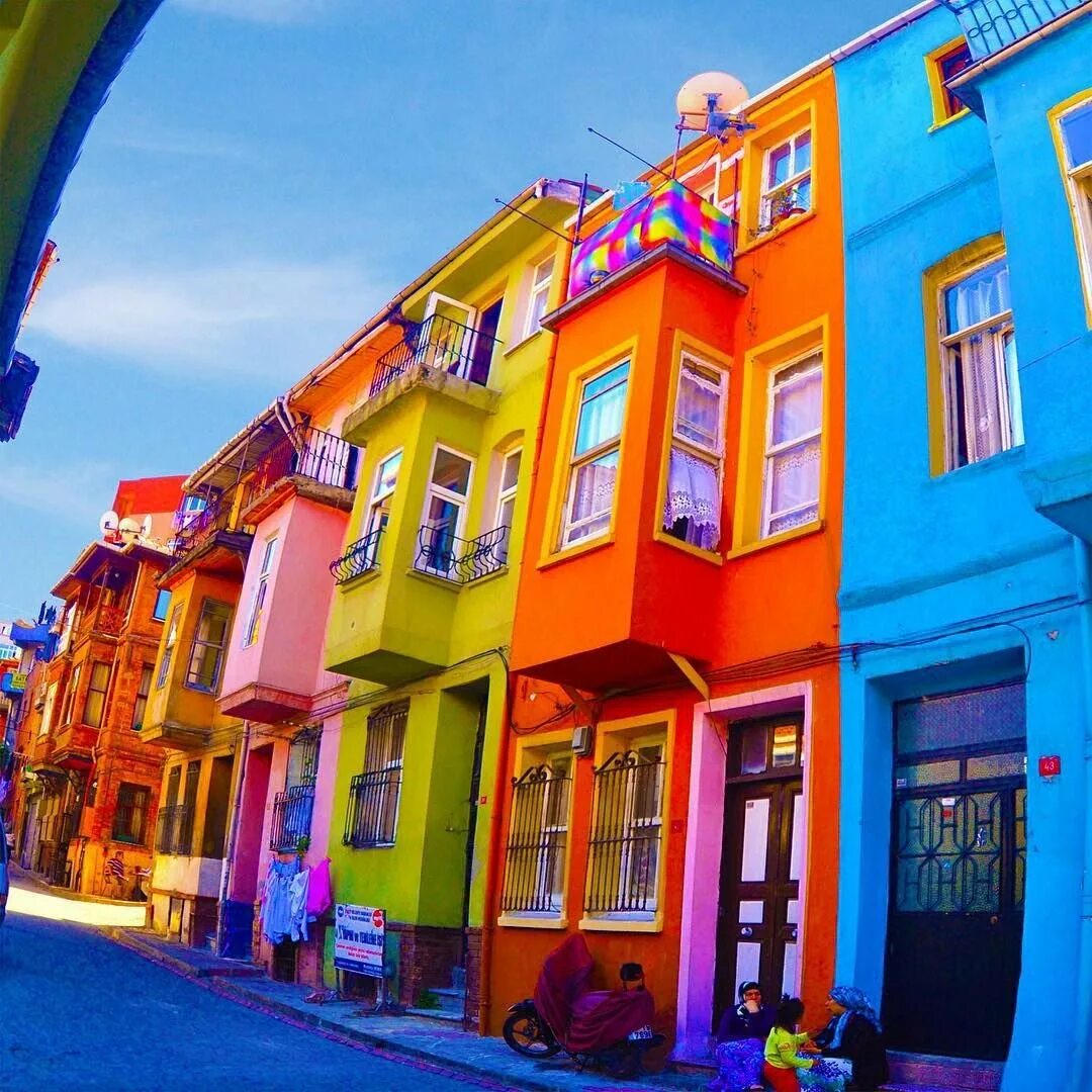 Купить фасад яркая жизнь. Район Балат в Стамбуле. Балат Хаус Стамбул. Балат Стамбул цветные дома. Разноцветные домики Стамбул Балат.