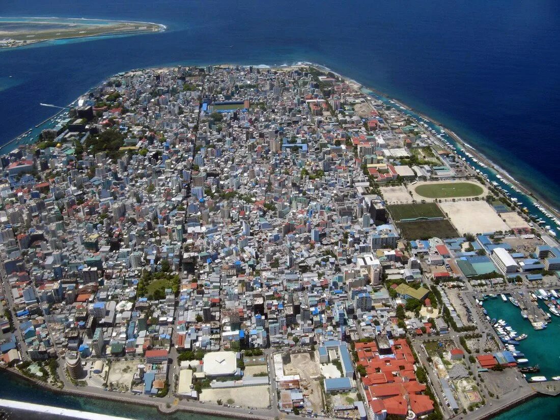 Стране принадлежит самый большой в мире остров. Остров Мале Мальдивы. Мале столица Мальдив. Площадь Мале Мальдивы. Кладбище в Мале Мальдивы.