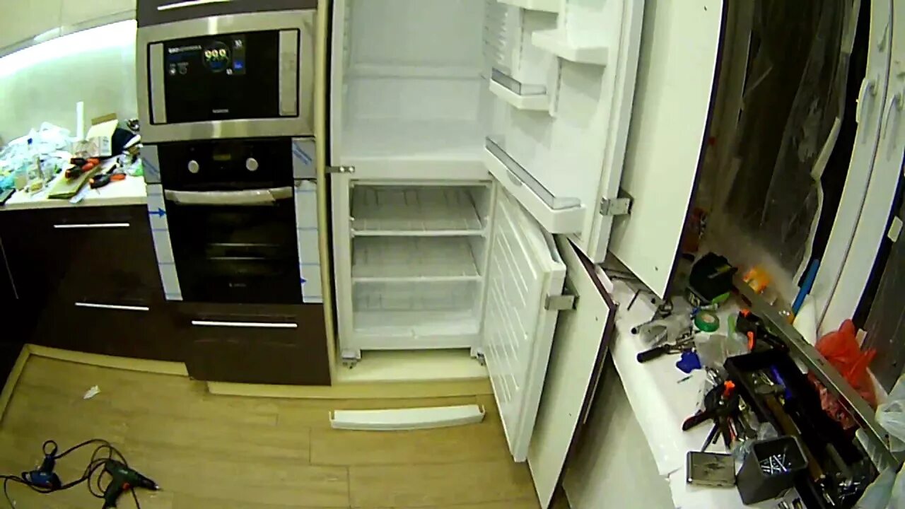 Можно ли холодильник в шкаф. Встроить обычный холодильник в шкаф. Встроить невстраиваемый холодильник в шкаф. Встроенный обычный холодильник. Холодильник встроенный в шкаф.
