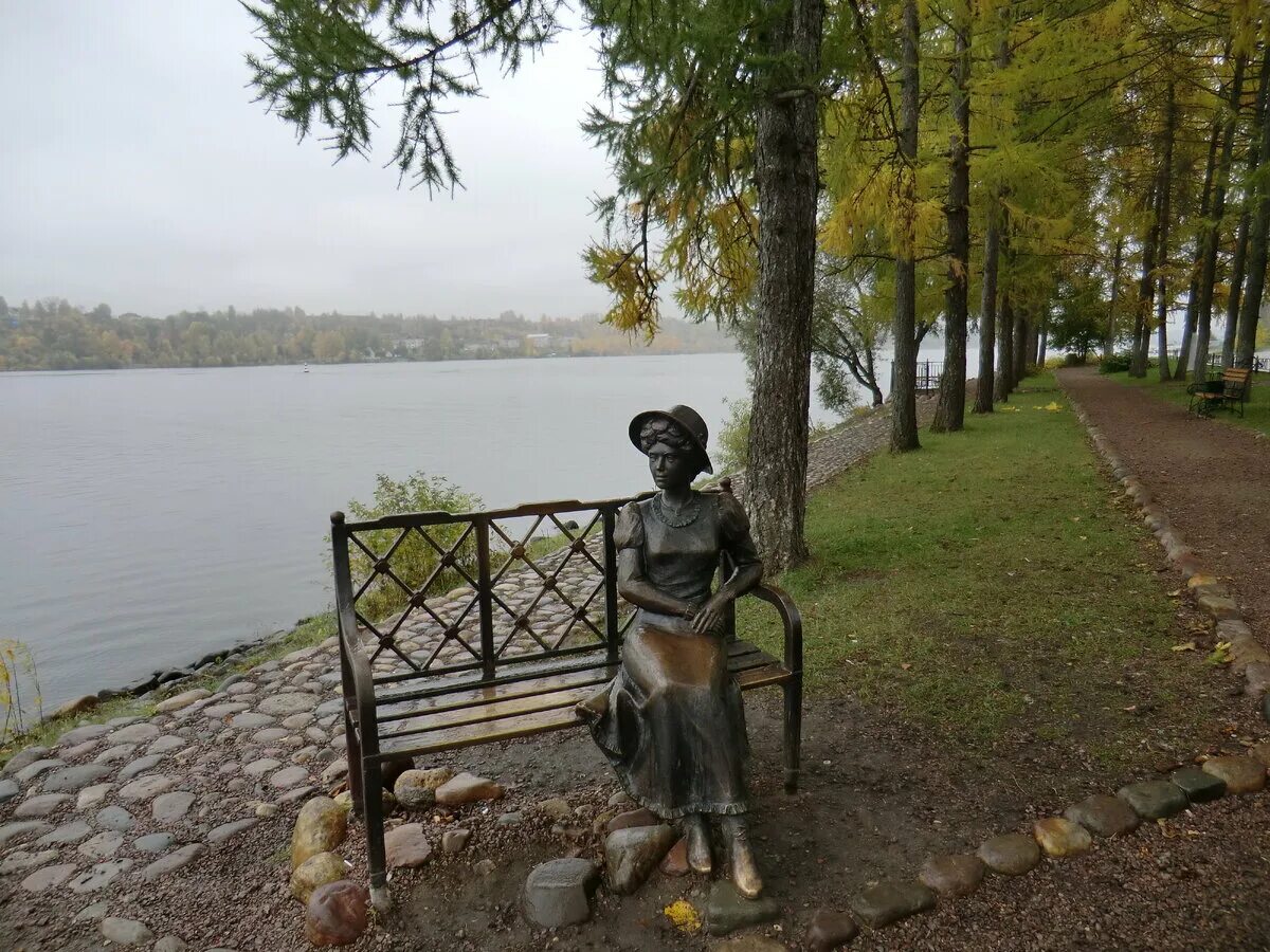 Плес город ярославль. Памятник дачнице в Плесе. Скульптура Дачница в Плесе. Скульптура Дачница города плёс. Плёс достопримечательности Кувшинникова.