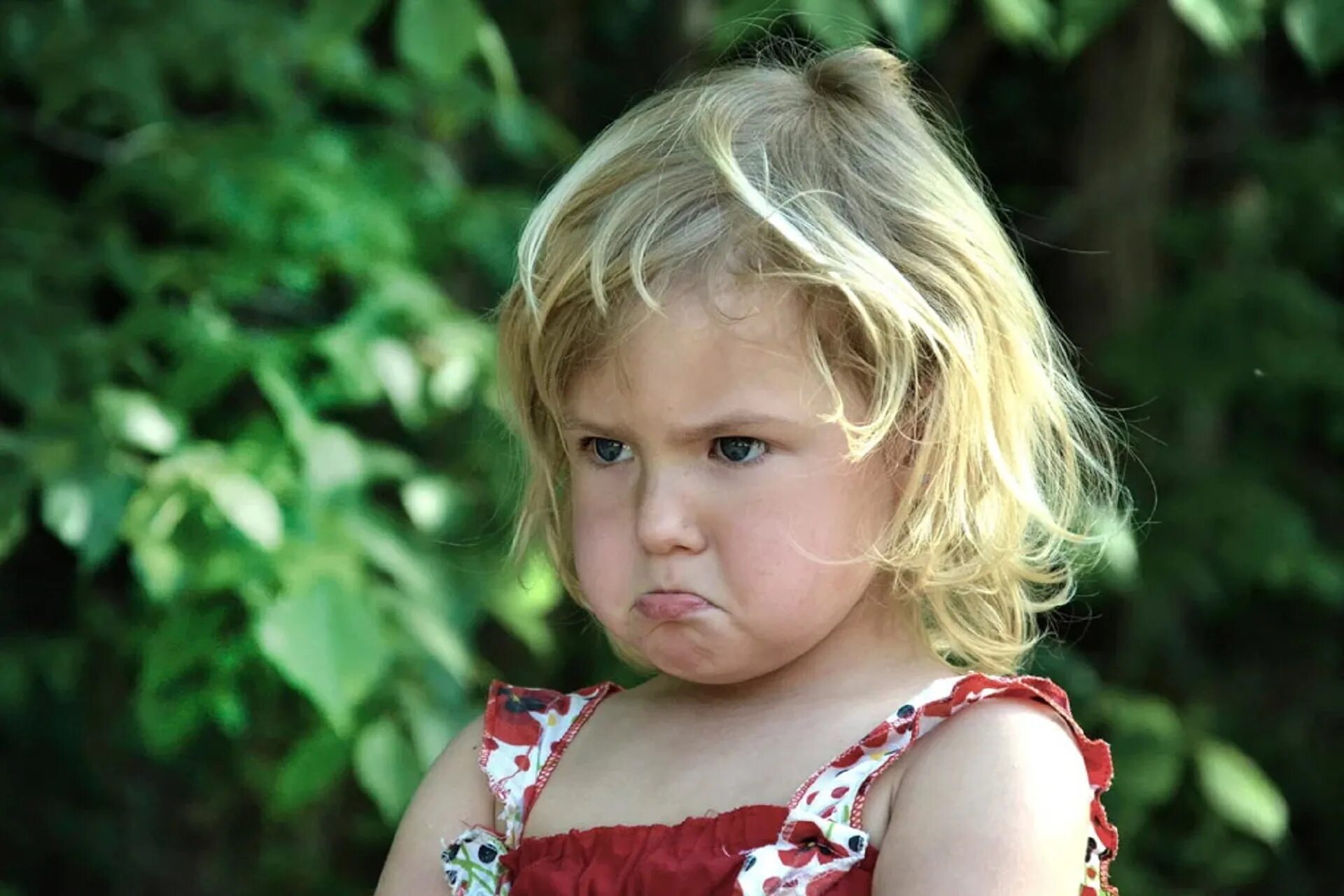 Хитрое лицо ребенка. Мимика новорожденного. Мальчик с разными эмоциями. Улыбка ребенка. Эмоциональные младенцы.