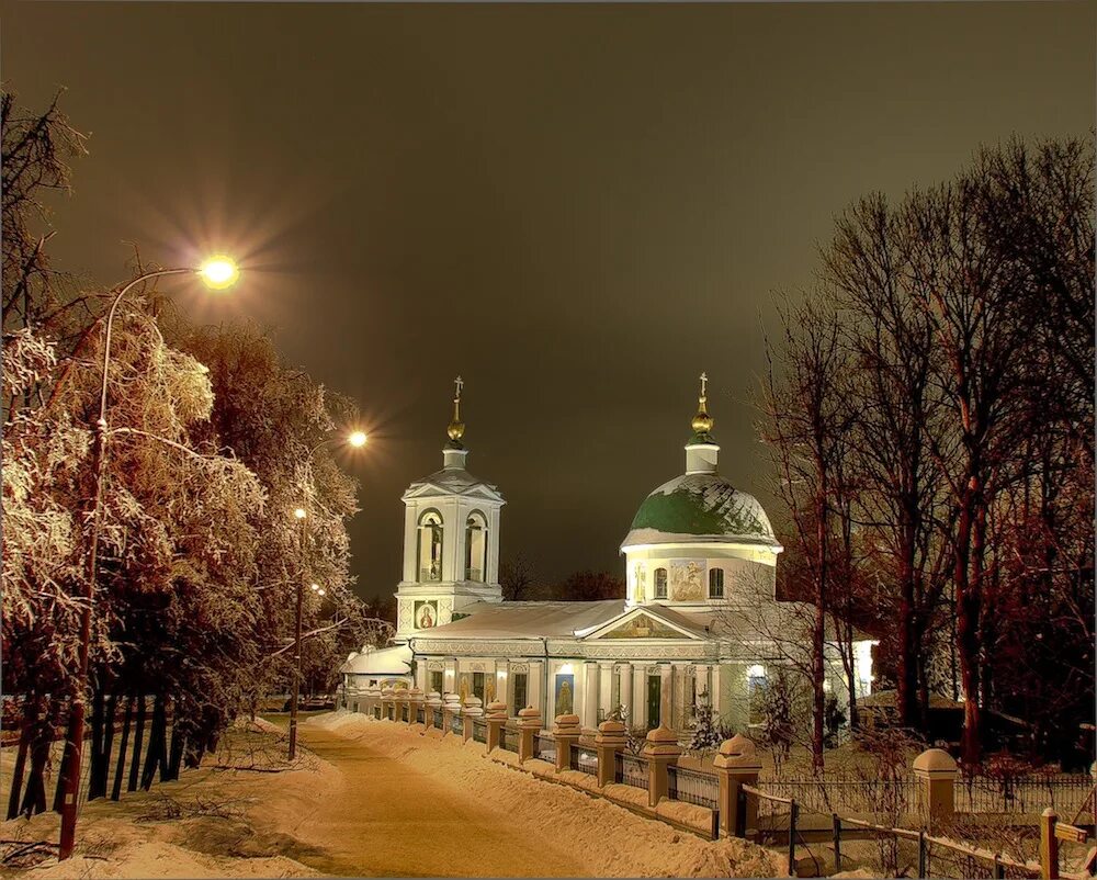 Троицкий храм в москве на воробьевых горах. Храм живоначальной троицы на воробьёвых горах. Живоначальная троица храм на воробьевых горах. Церковь живоначальной троицы на воробьевых горах. Храма живоначальной троицы воробьёвы горы.