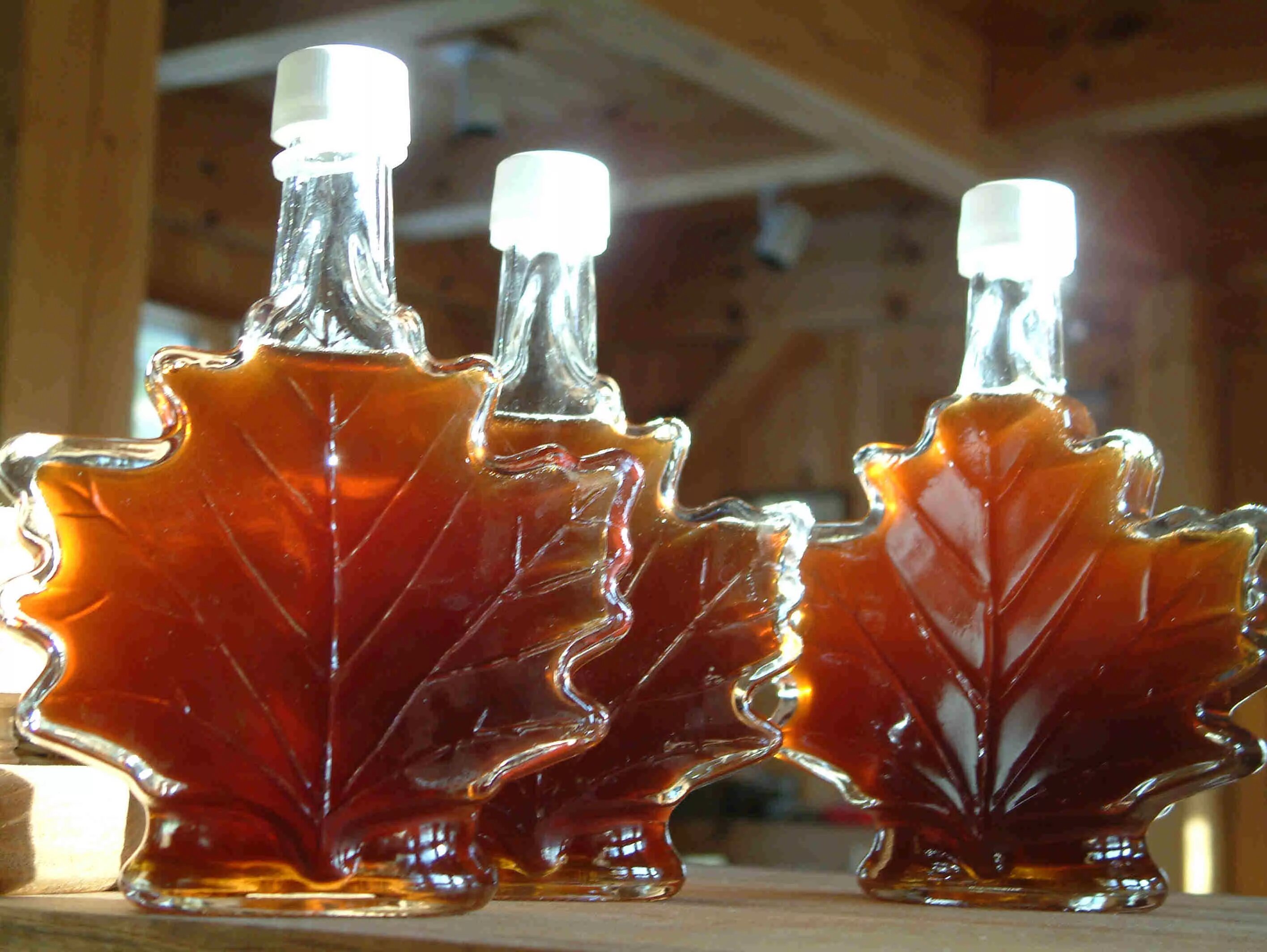 Полезные свойства кленового сока. Кленовый сироп Канада. Кленовый сироп Maple Syrup. Canada #3 кленовый сироп. Еда в Канаде кленовый сироп.