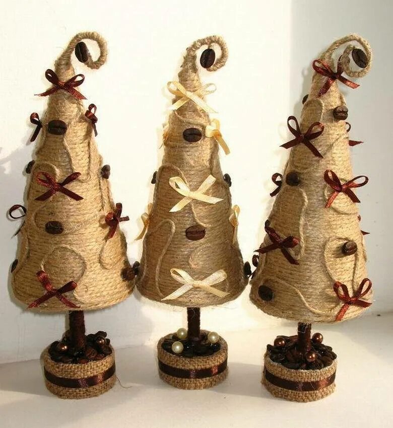 новогодние сувениры из шпагата. новогодние украшения из бечевки. елка из шпагата. новогодняя елка из джута. елка из бечевки.