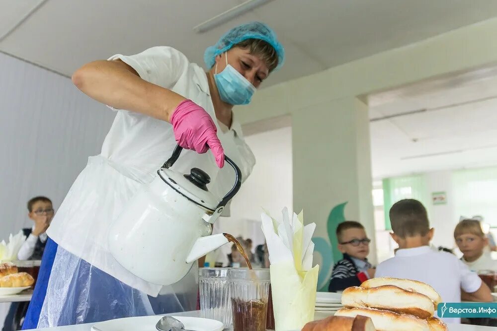 Школьное питание магнитогорск. Магнитка питание школа. Еда в школьной столовой. Предприятия питания Магнитогорск. Горторг Магнитогорск картинки повара.