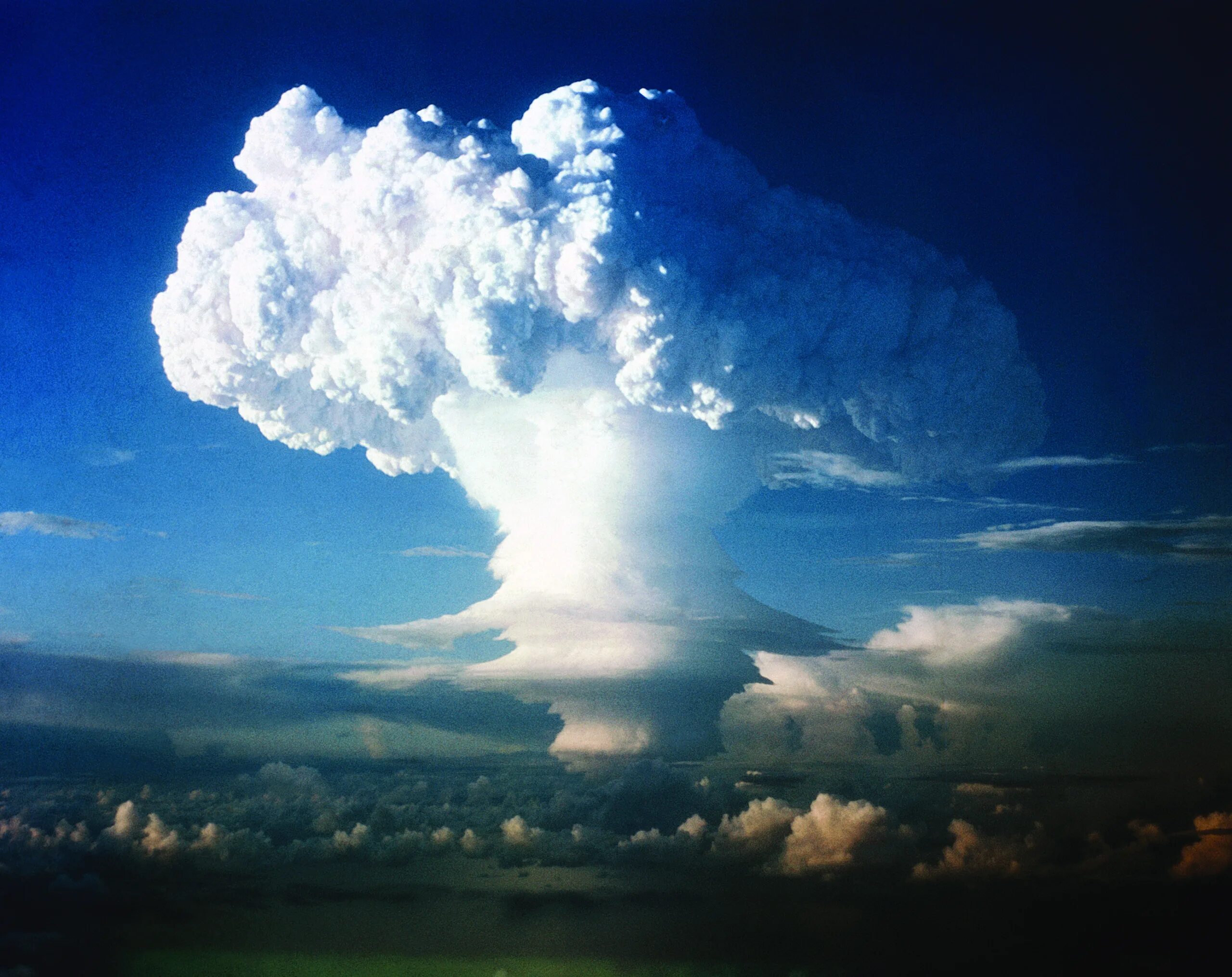 Ядерный взрыв. Ядерное облако. Огромное облако. Облако ядерного взрыва.