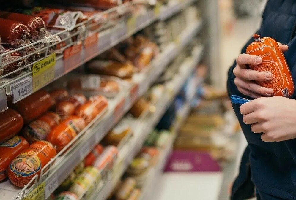 Колбаса на палочке. Кража в магазине. Отдай колбасу 12 стульев. Ворованная колбаса. Мясо колбасы.