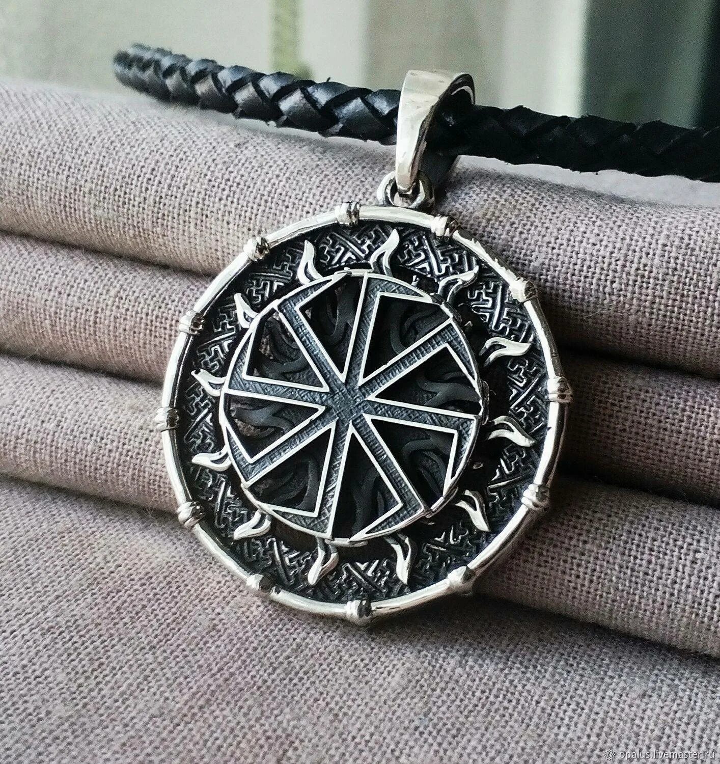 Талисманы обереги амулеты. Громовник символ славянский. Славянский оберег колядник. Славянские обереги для мужчин. Родовик славянский оберег.