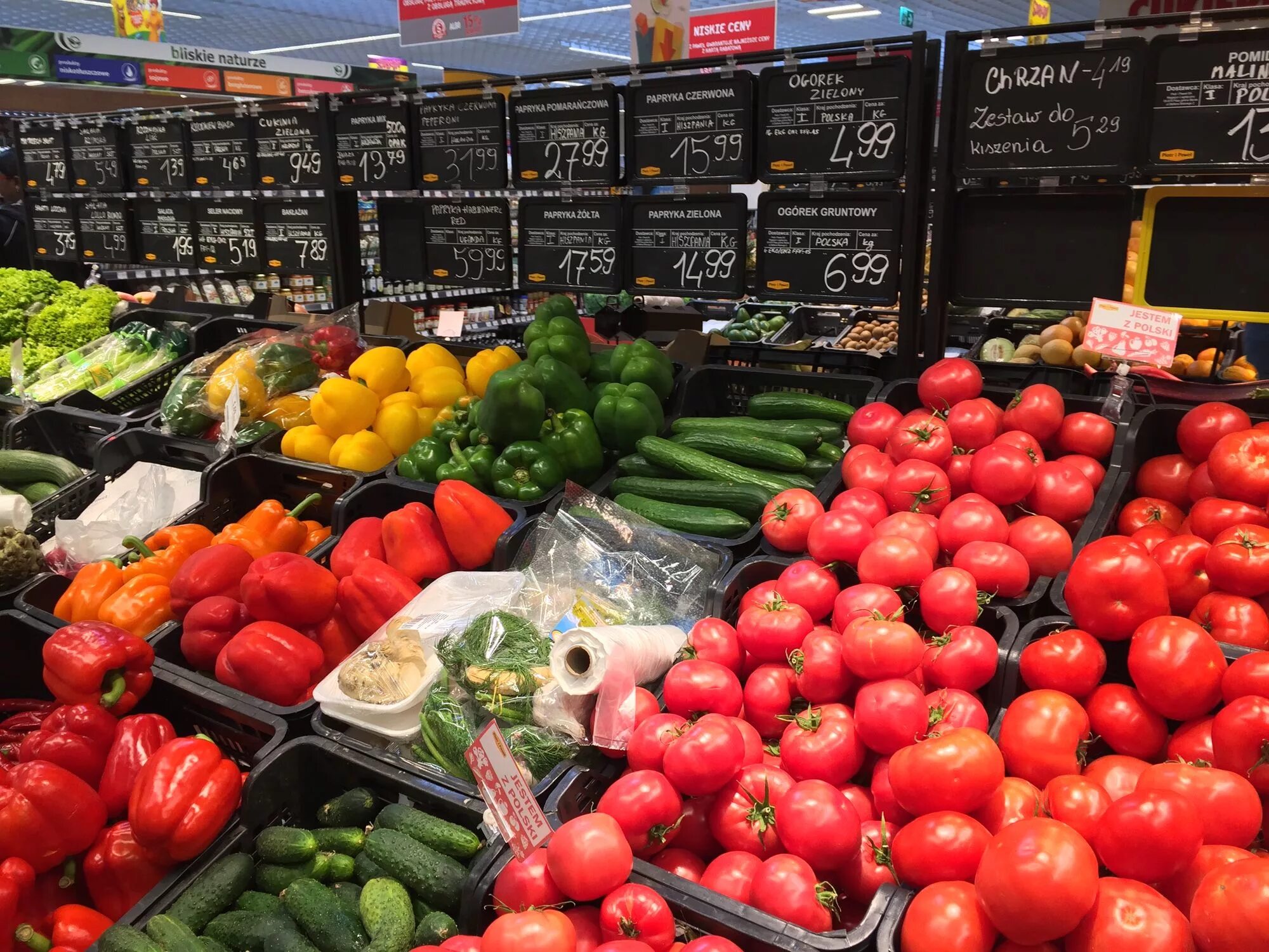 Овощи на прилавке. Овощные магазины в Европе. Продукты в Европе. Овощи в Польше. Цены на овощи 2024