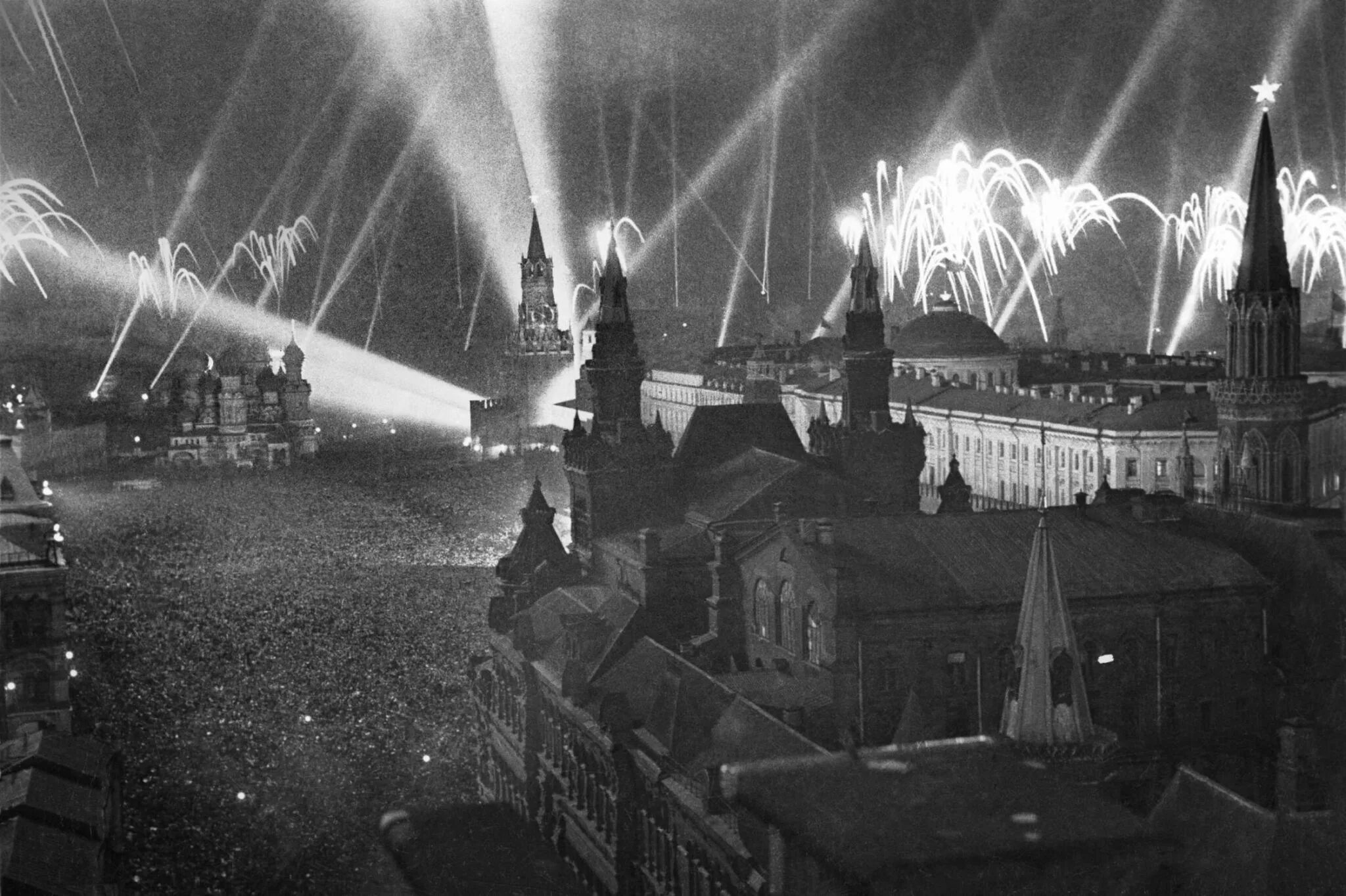 Салют Победы в Москве 1945. Салют Победы на красной площади 1945. Парад Победы 1945 салют. Салют в честь Победы 9 мая 1945 года. Салют 1 мая