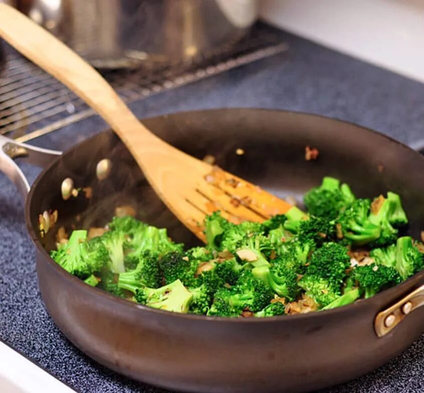 Сколько времени варить брокколи свежую. Отварить брокколи. Приборы для готовки брокколи. Как варить брокколи. Брокколи как приготовить вкусно и полезно.