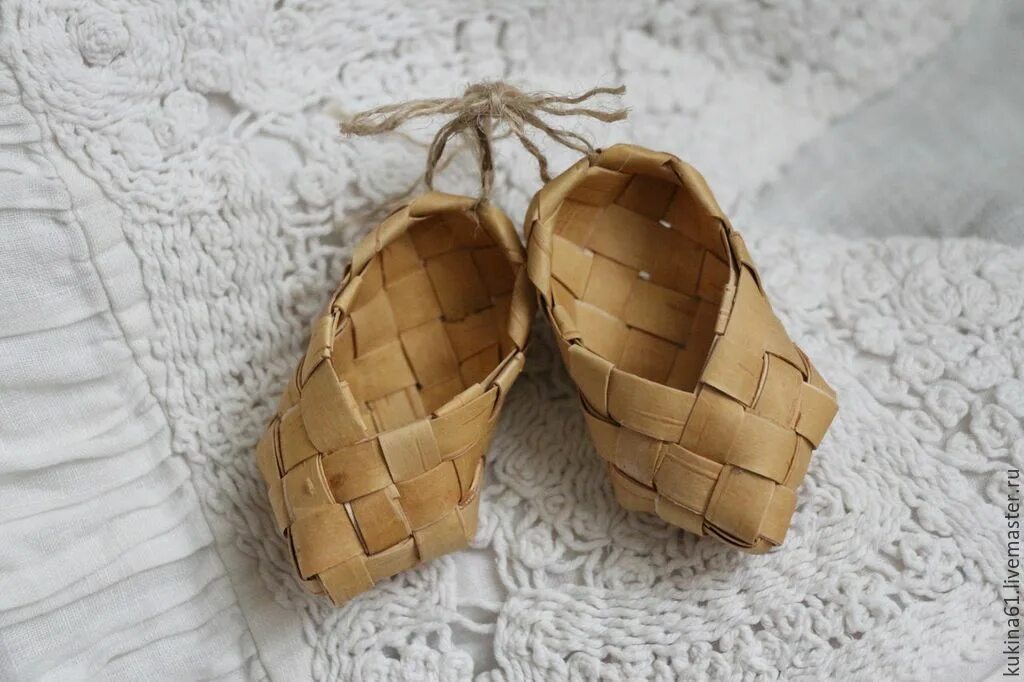 Берестяной туесок. Берестяник. Лапти обувь древней руси. Лапти береста. Лапти березовой бересты.