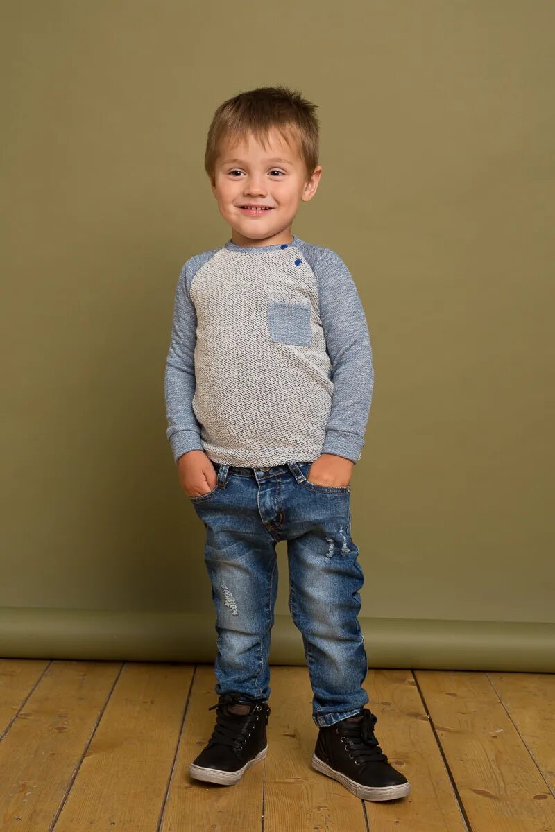 Человек мальчик 3 года. Джинсы для мальчика. 3 Года мальчику. Мальчик одежда джинсы. Мальчик в простой одежде.