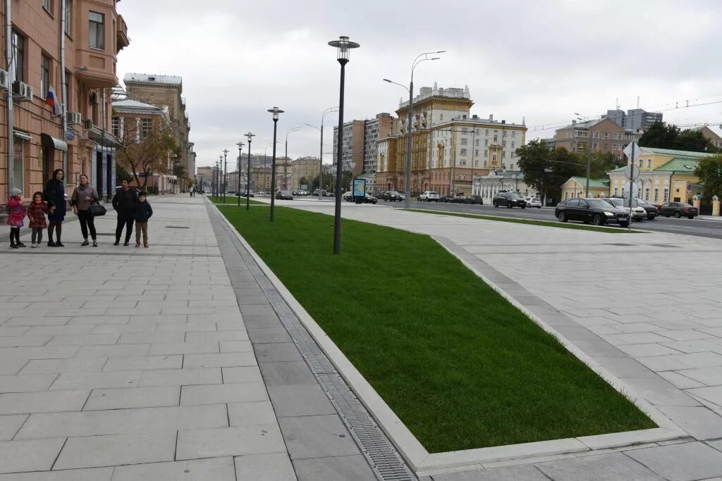 Почему не показывают улицу. Москва Тверская Озеленение садовое. Якиманский сквер Москва. Моя улица Москва благоустройство. Благоустройство Якиманки.