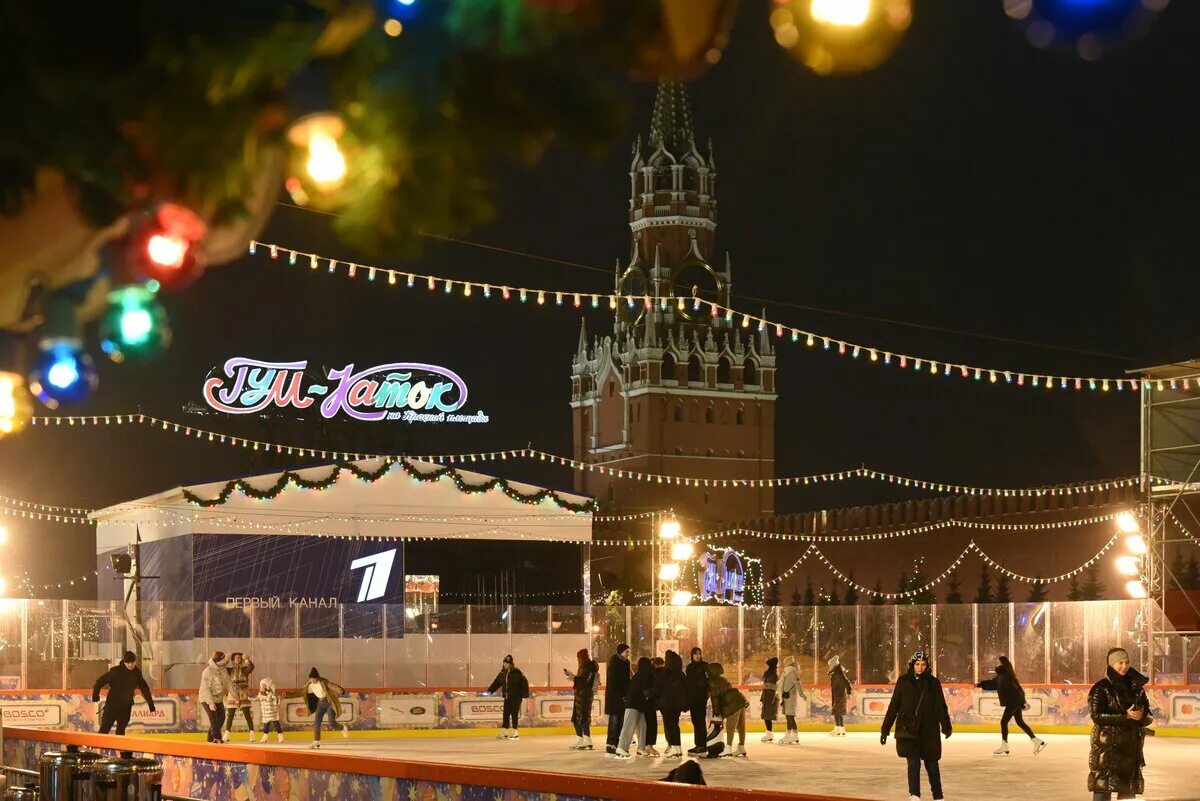 Каток на московской площади кемерово. Каток ЦУМ красная площадь. ГУМ-каток на красной площади. ГУМ каток 2020. Площадь революции каток ГУМ.