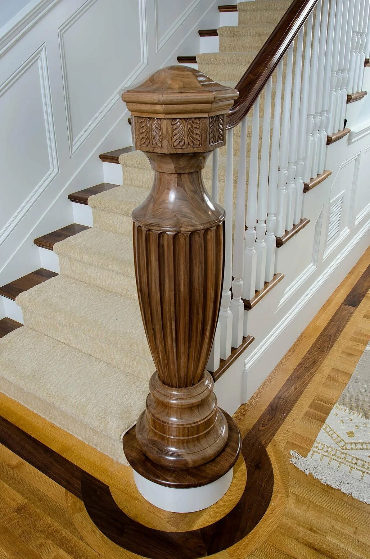 Деревянная колонна. Деревянные квадратные колонны. Колонны из дерева. Деревянная колонна. Столб декоративный деревянный.