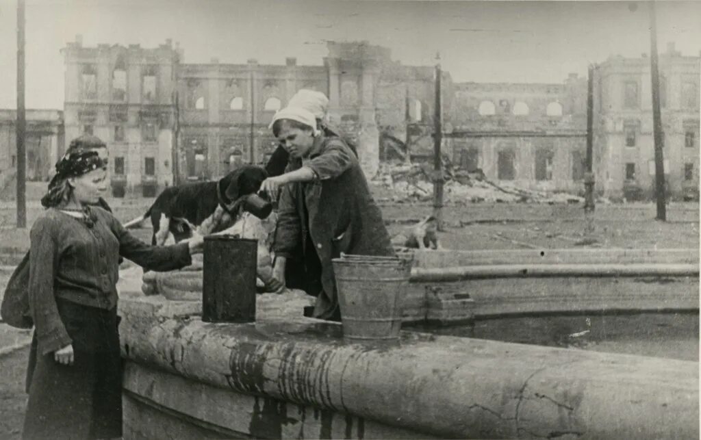 Где живут во время войны. Волгоград фонтан 1942. Сталинградская битва фонтан 1941. Сталинград 1942. Сталинград 1942 до войны.