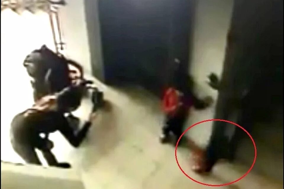 Мам папа с лестницы упал и что он сказал. Мама папа с лестницы упал анекдот. Анекдот мама папа с лестницы упал и что он сказал. Молчит матом. Мама папа с лестницы упал анекдот.