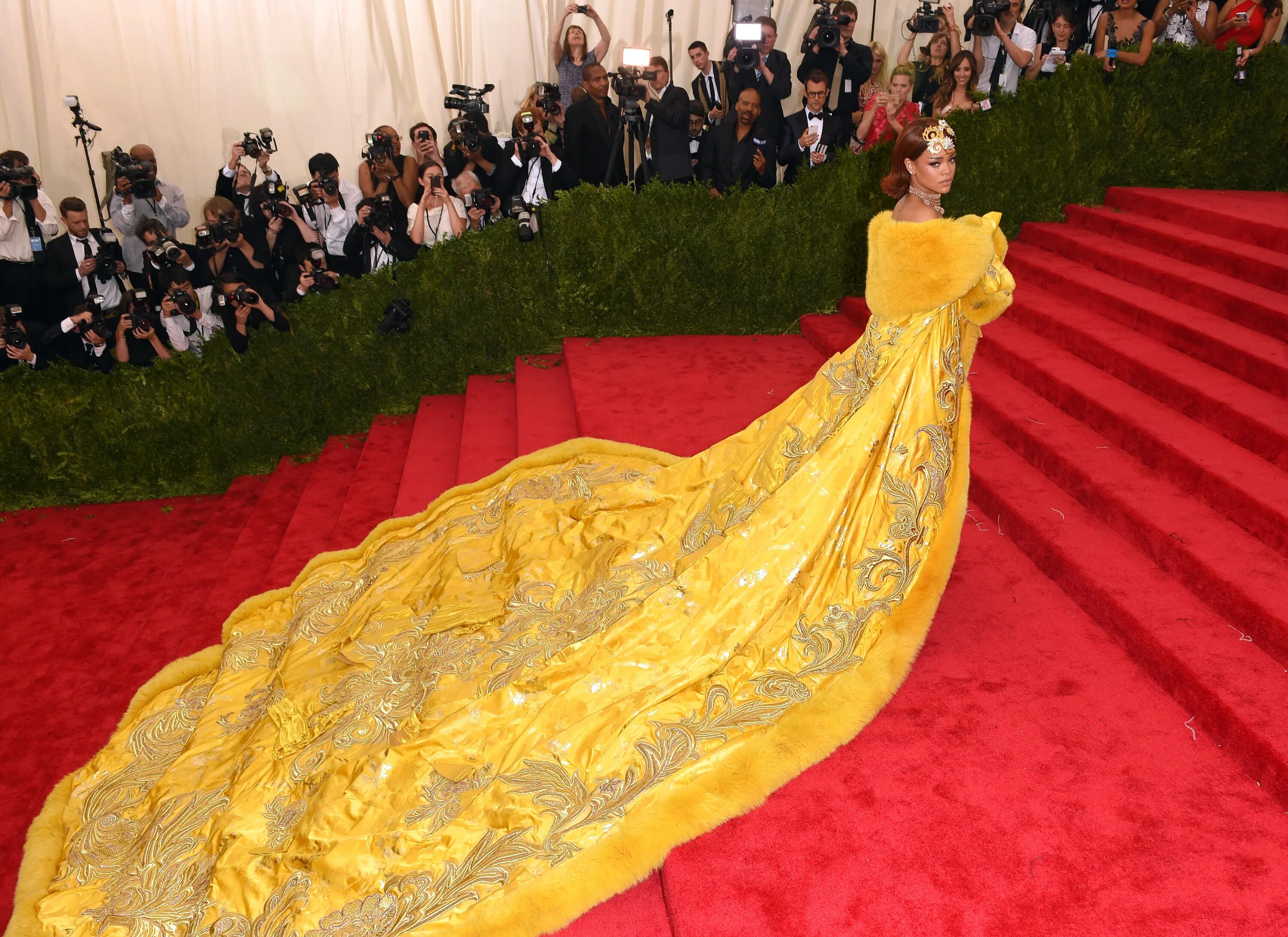 Met gala 2022 блейк лайвли. Rebecca ferguson. Мет гала 2000. Met gala 2018 зендая. Зендая премьера дюны.