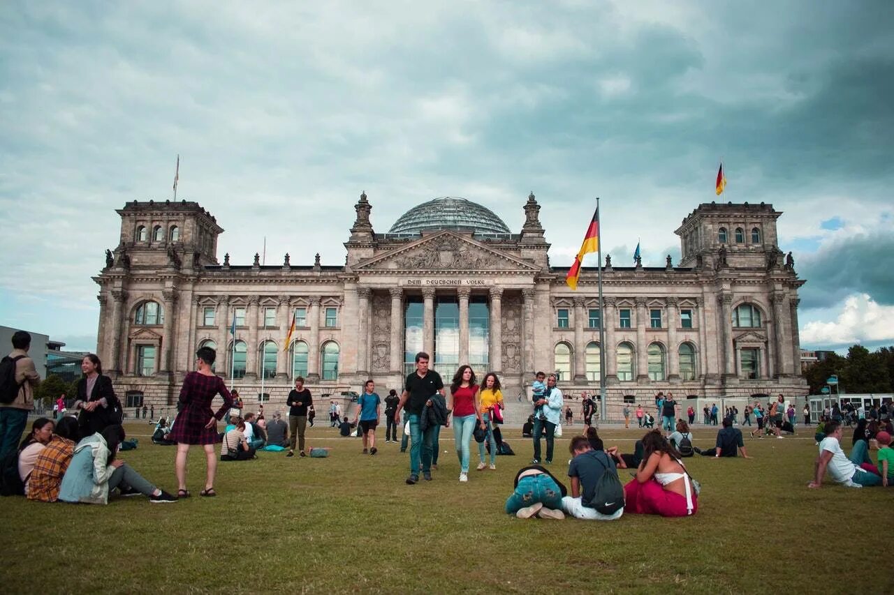 В германии 10 человек. Университеты Германии. Немецкий университет в Германии. Туризм в Германии. Германия Берлин.