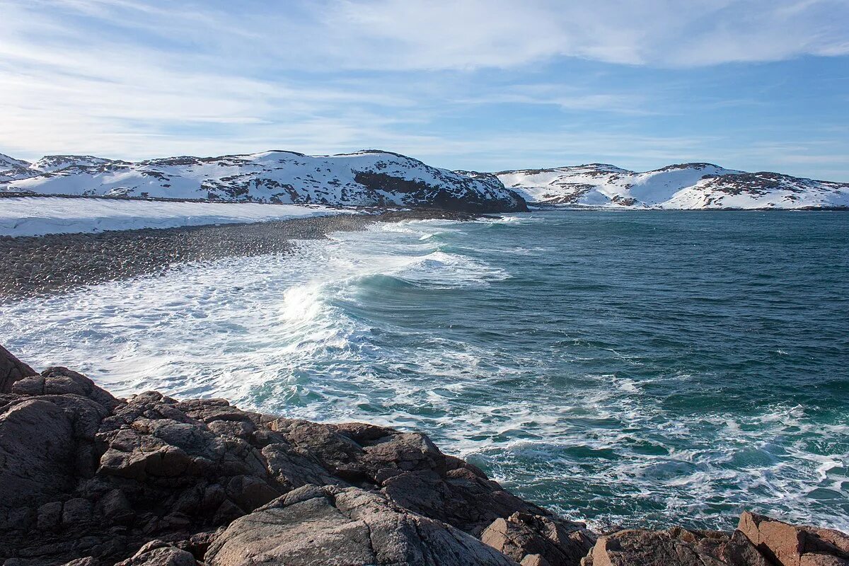 Баренцево море териберка лето. Баренцево море пляж териберка. Побережье баренцева моря. Кильдин остров в баренцевом море. Что такое баренцево море баренцева моря.