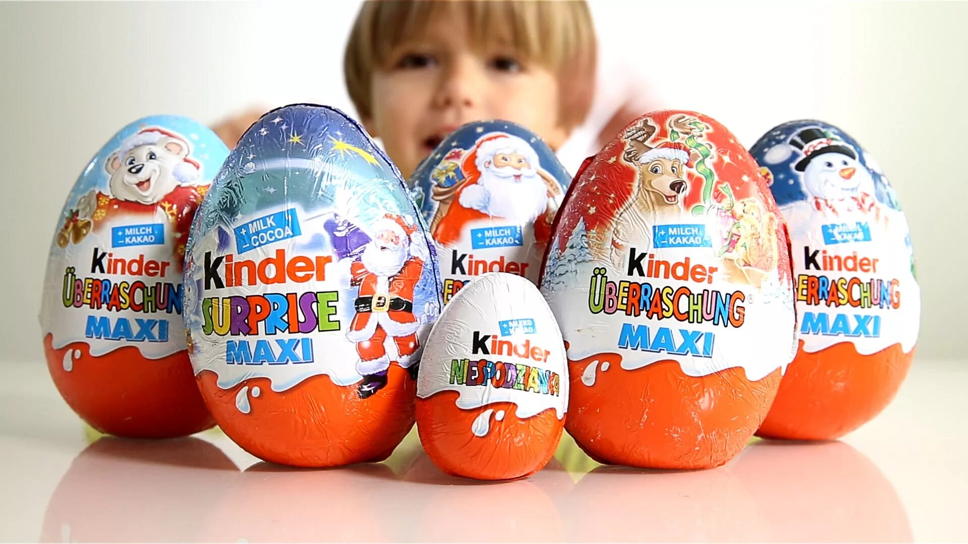 Название киндера. Микеле Ферреро Киндер сюрприз. Kinder сюрприз. Яйцо Киндер сюрприз. Шоколадное яйцо Киндер сюрприз.