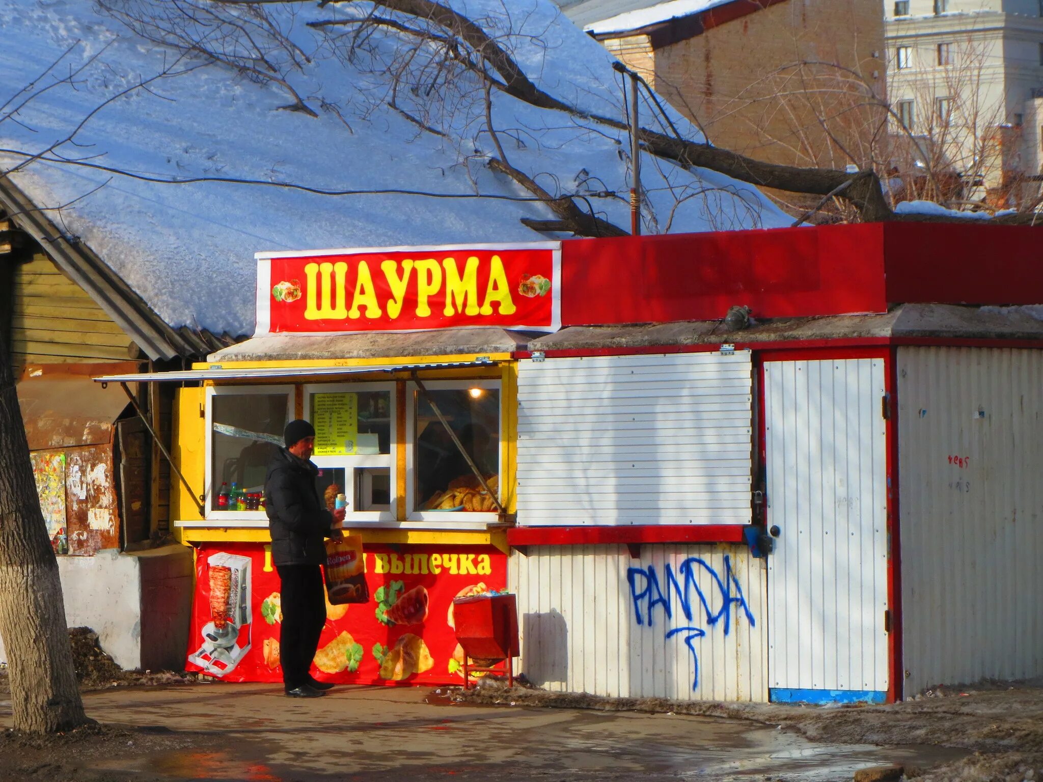 Ларек шаверма. Шаурма. Шаурма киоск. Палатка с шаурмой. Ларёк с шаурмой на улице.