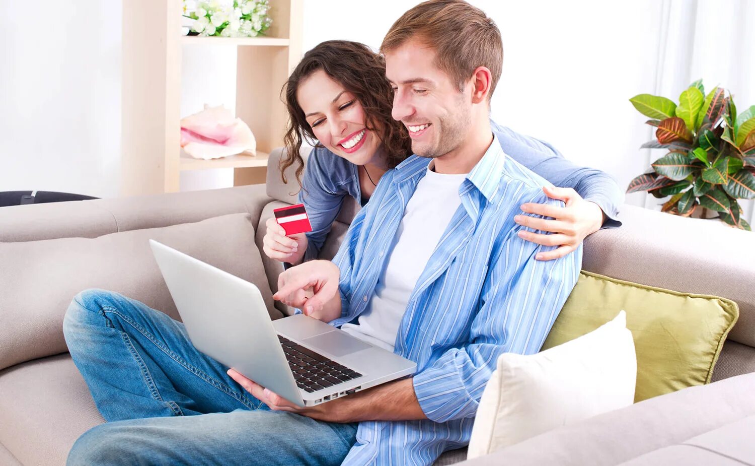 Оформить кредит через интернет. Мужчина женщина ноутбук. Мужчина и женщина за компьютером. Семья с ноутбуком. Мужчина и женщина в интернете.