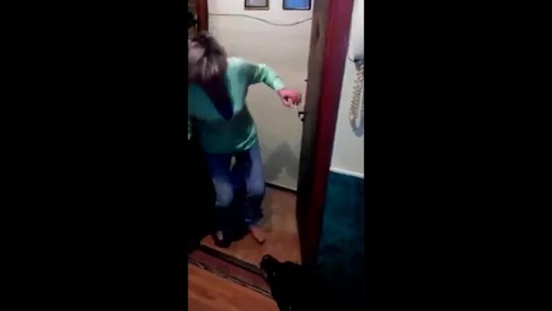 Короткие анекдоты. Жена вернулась домой видео. Жена утром пришла с корпоратива. Жена вернулась домой видео. Жена вернулась домой видео.
