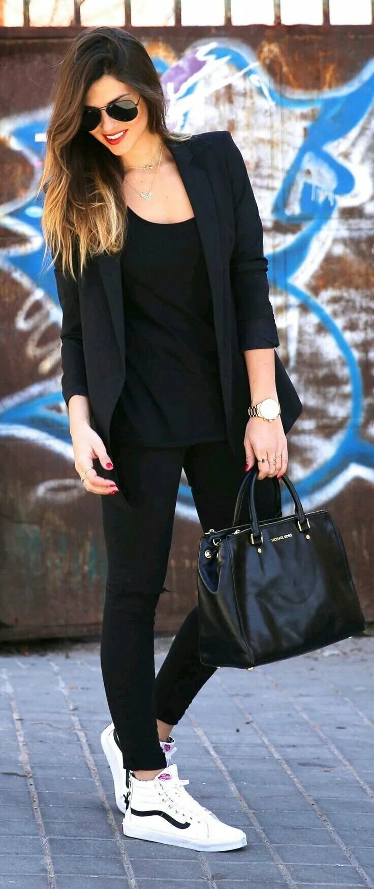 Наведенный образ. Черный женский образ. Образы с черным пиджаком. Джинсы с кедами женские. Образы с черными кедами.