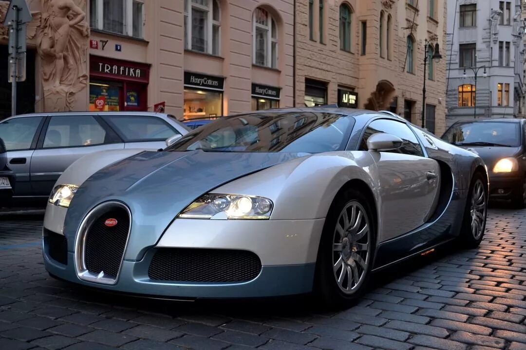 Bugatti в москве. Бугатти Бугатти Вейрон. Бугатти Вейрон в Москве. Бугатти Вейрон в России. Вес Бугатти Вейрон.