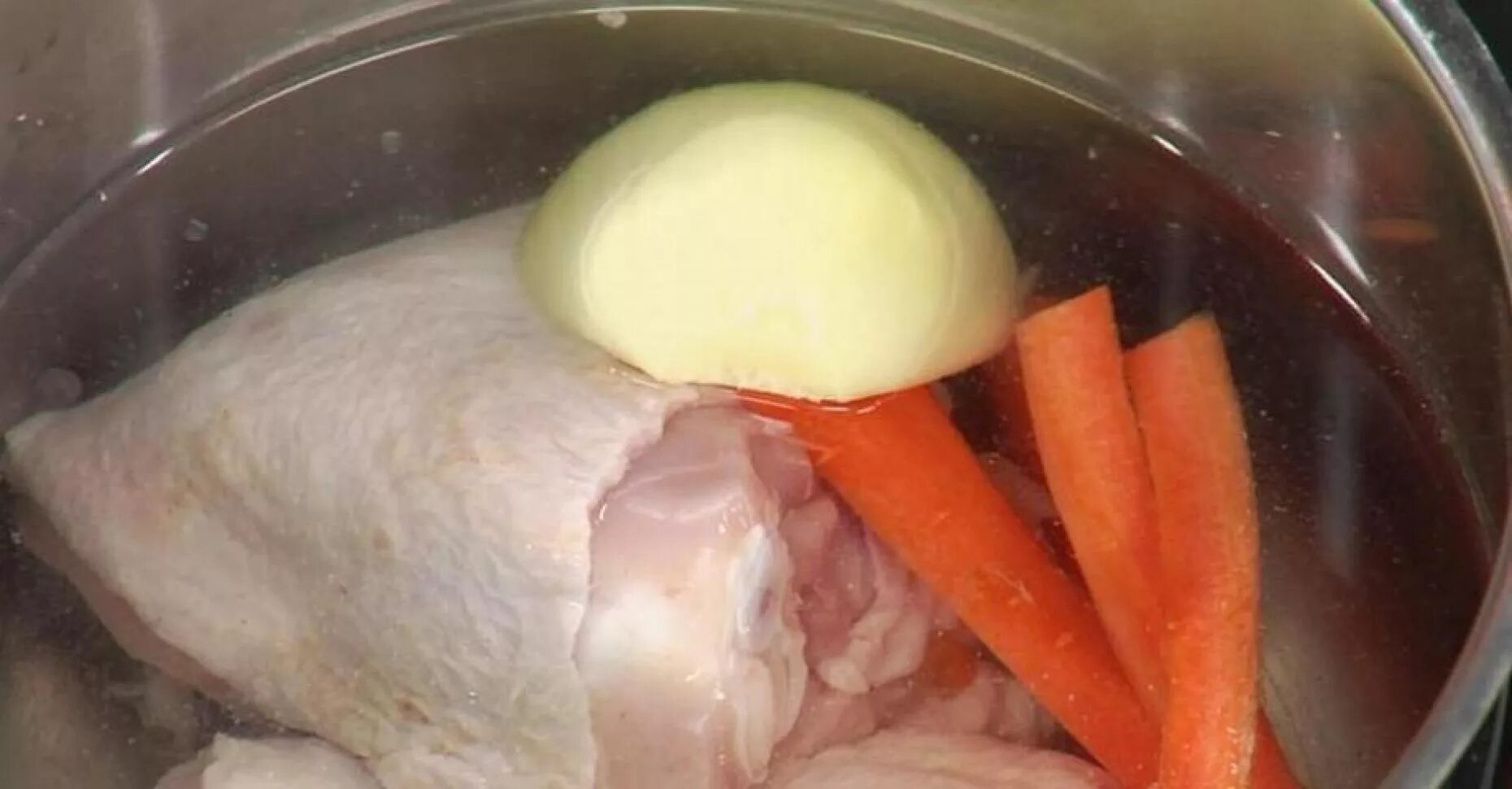 Лук в кастрюле. Куриные окорочка в кастрюле. Курица в кастрюле с луком и морковью. Курицу отварить с луком и морковью.