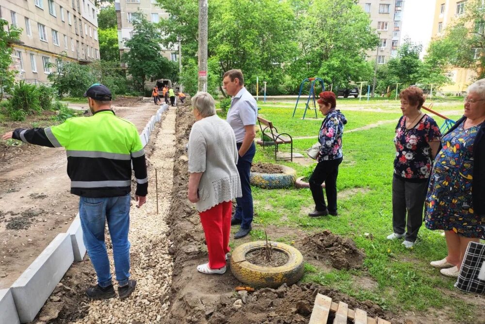 благоустройство ремонт дворов. ремонт дворовых территорий. реконструкция двора кулакова 7. асфальтирование и благоустройство. отремонтировали водосток.