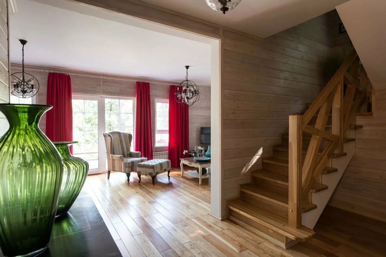 Стены внутри частного дома. Гостиная с деревянной лестницей. Деревянная лестница в интерьере. Лестницы в интерьере загородного дома. Лестница в интерьере деревянного дома.