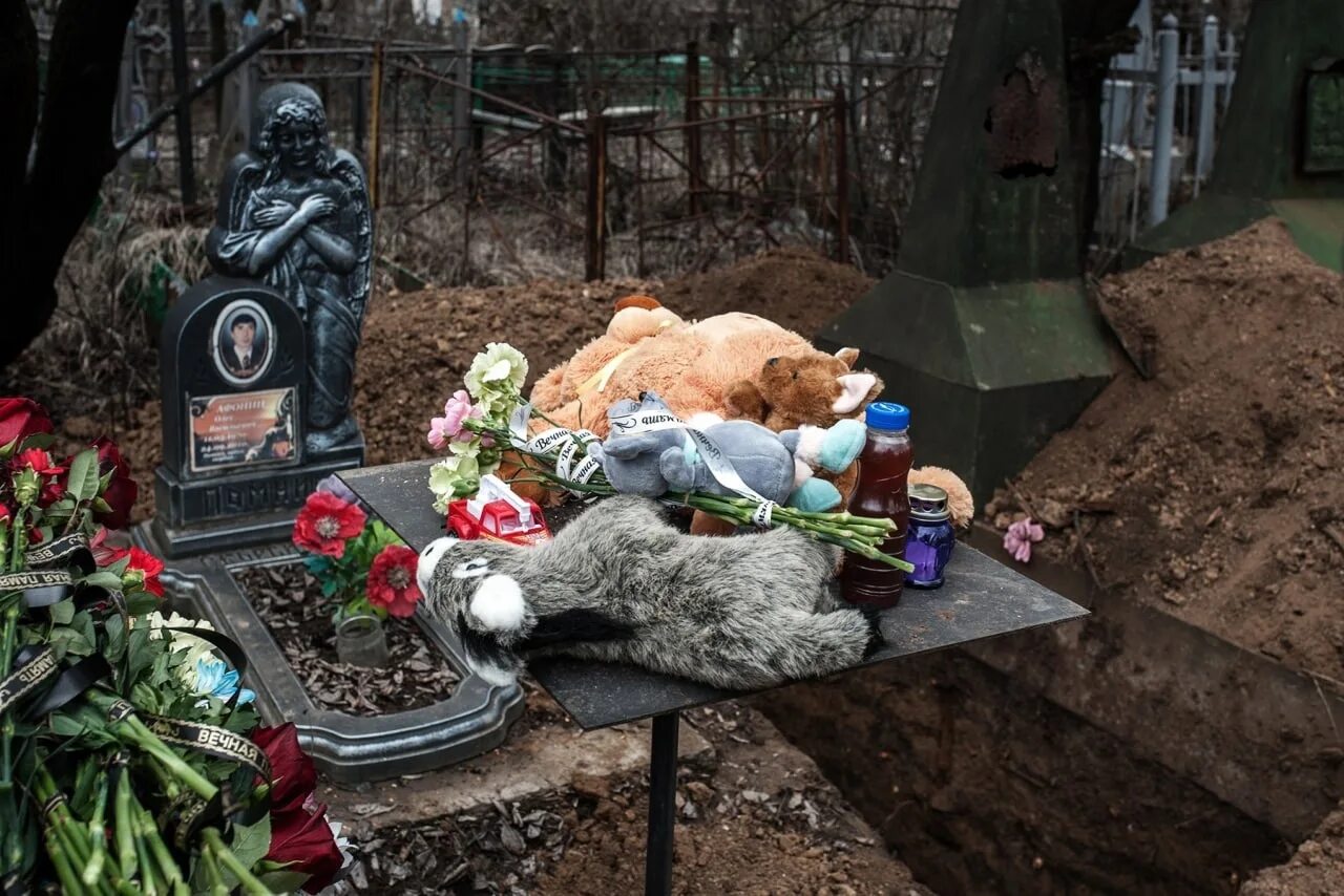Горловская Мадонна Горловская. Могилы детей на кладбищах. Память умерших детей