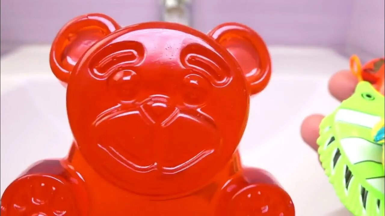 Медведь валера песня. Валера желейный. желейный медведь валера сосиски.