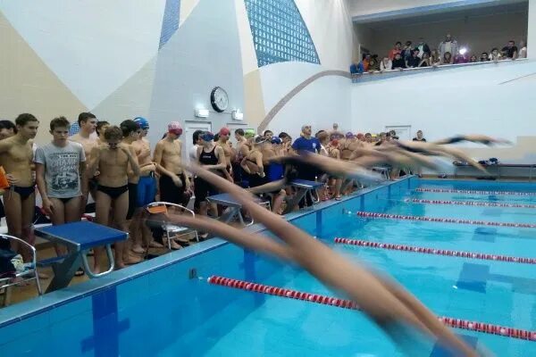 Бассейн с инструктором. Тренер в бассейне по плаванию. Инструктор в бассейне. Занятия по плаванию для детей. Бассейн с инструктором.