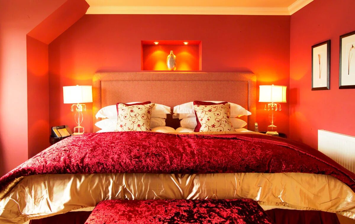 отель redroom готика. включи в спальне красный свет. включи в спальне красный свет.