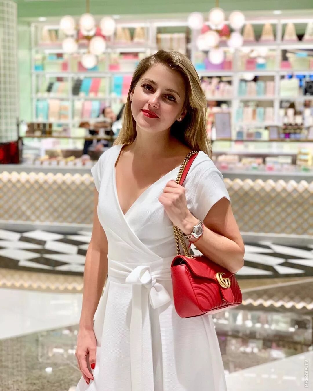 пара в супермаркете. фотосет в магазине. любимые магазины девушек. шоппинг с подругами. девушка с покупками.