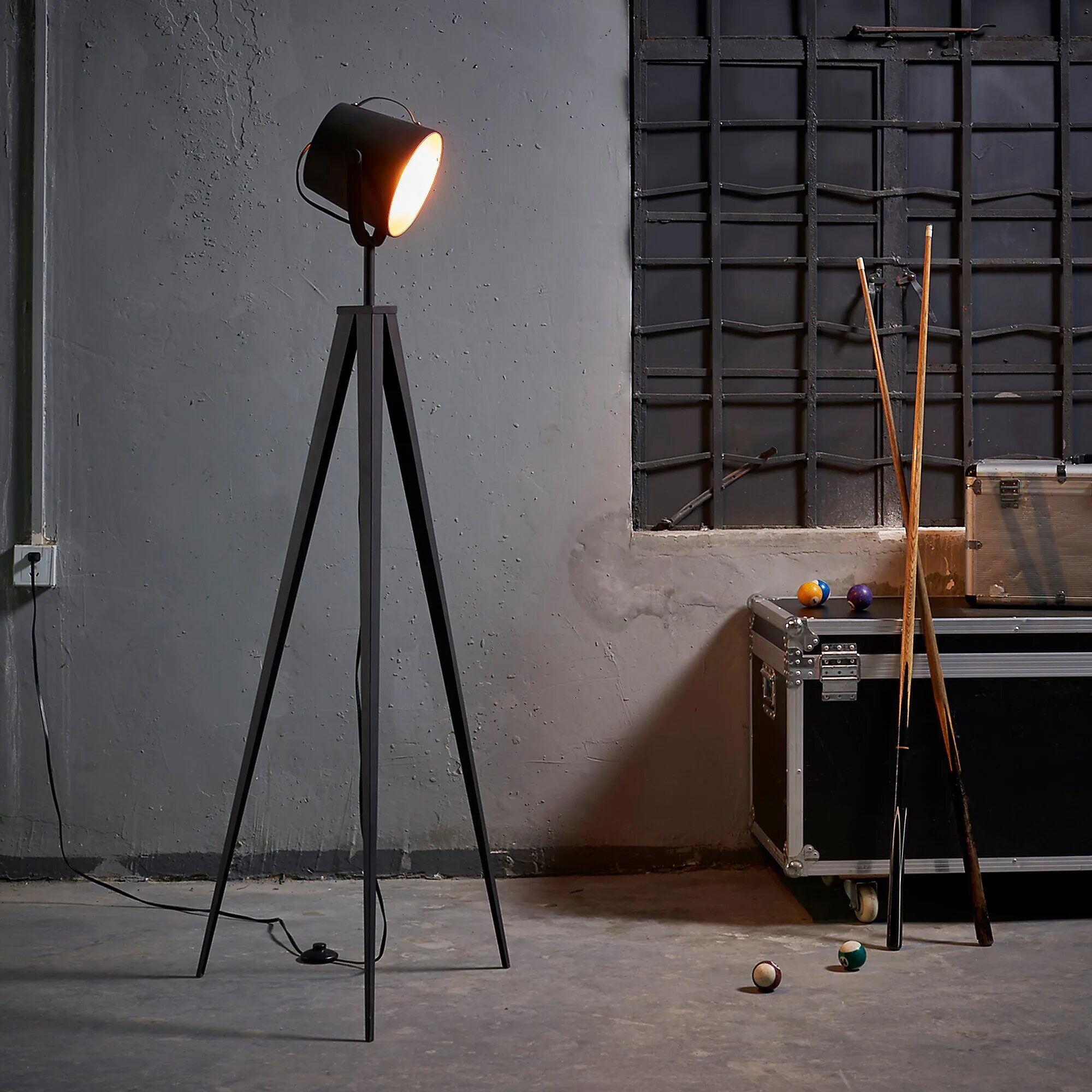 Tripod Floor Lamp. Торшер прожектор. Торшер прожектор на треноге. Лампа напольная прожектор. Прожектор напольный